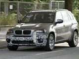 Trotz des verklebten Firmenlogos ist es nicht schwer zu erraten, dass hier der BMW X5 vorfährt....